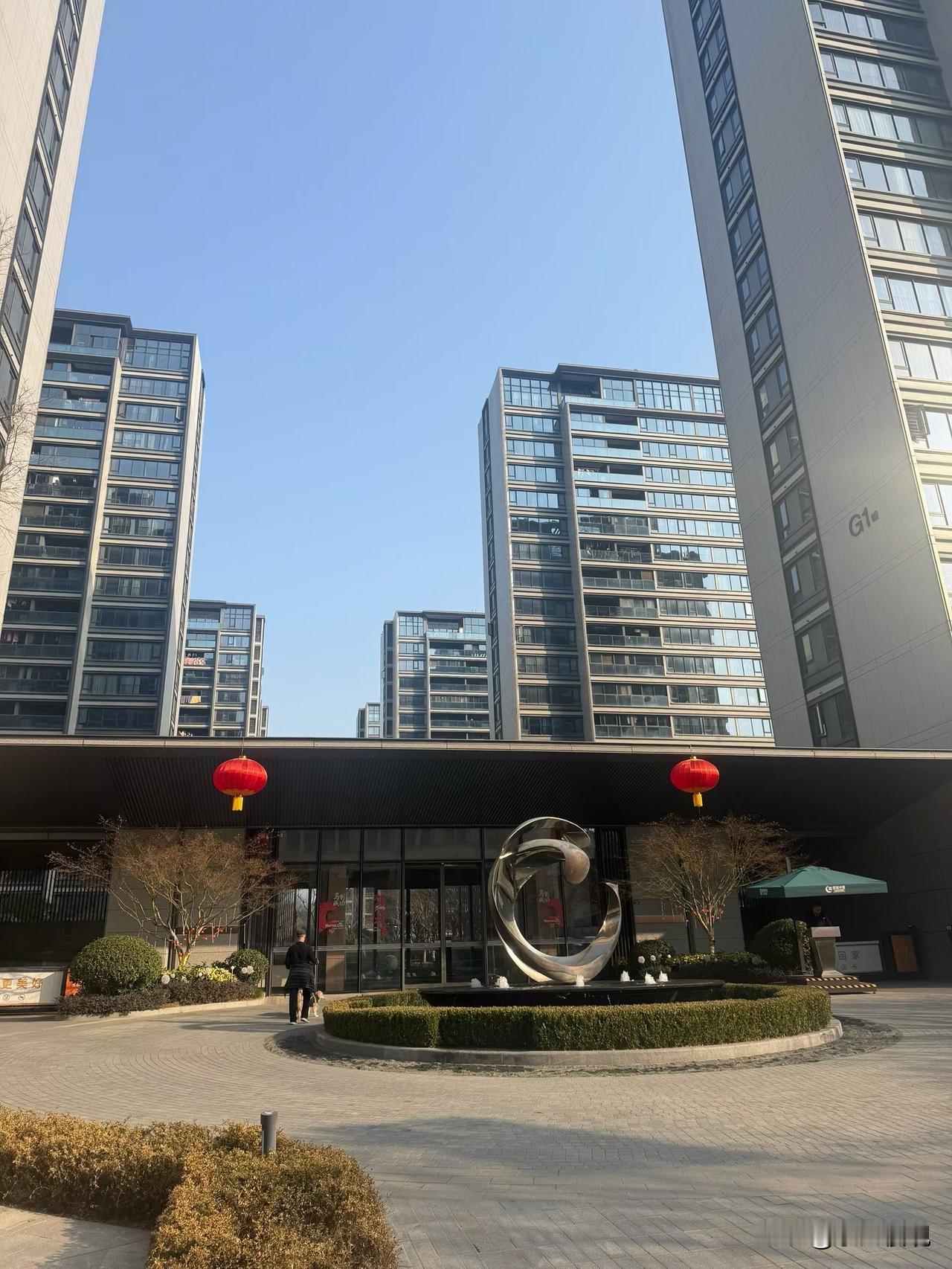 总体上看，武汉郊区的容积率普遍还是很正常，很低的。房子进了三环内，就长高了！