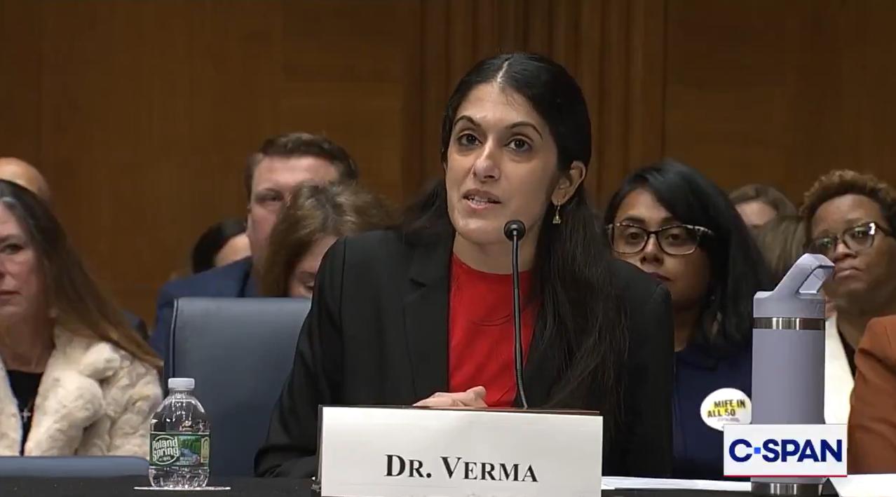 今天，美国国会山发生了这样荒诞的剧情，但凡是个正常人都编不出来的对话：参议