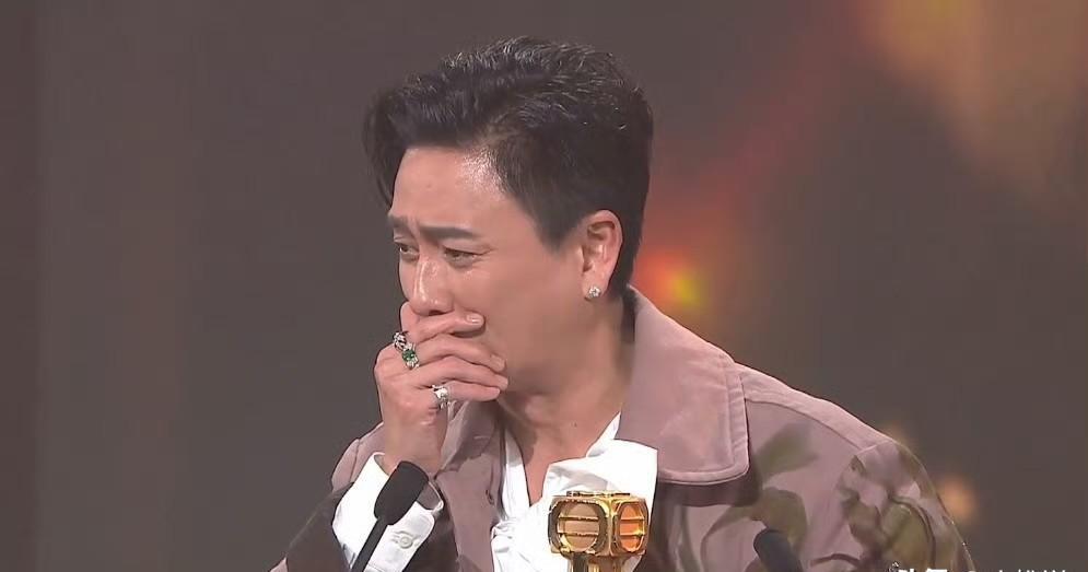 等了二十年，TVB终于把欠他的还了。但最意外的，不是黄宗泽拿了视帝，而是林峰竟