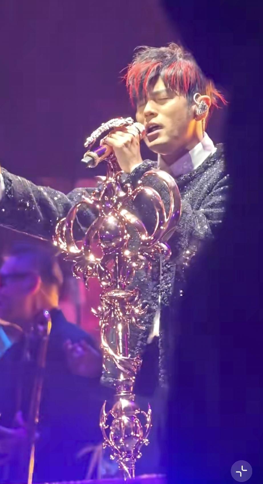 4月3日，周杰伦杭州演唱会好雷人，他怎么成这样了，状态远比不上年轻时，不仅发福还