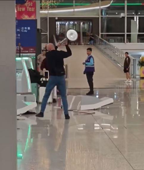 太嚣张！英籍男子香港机场打砸自助机器据港媒报道，2月16日一名英国籍男子在