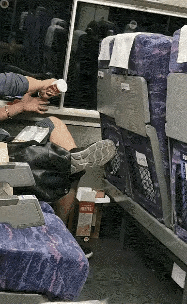 茅台君也懵了：大哥，你这是埋汰我还是爱我呀？我从来没有在这么简陋的地方被人开过。