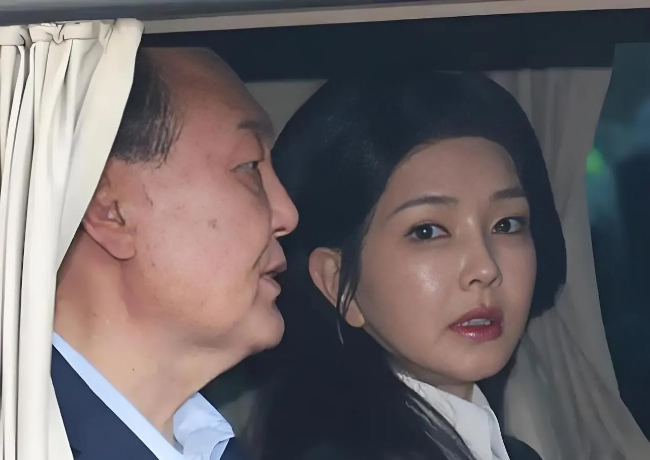 树倒猢狲散！没有了尹锡悦的依靠，往日那些围着金建希转悠的人再也没有一个愿意为她出