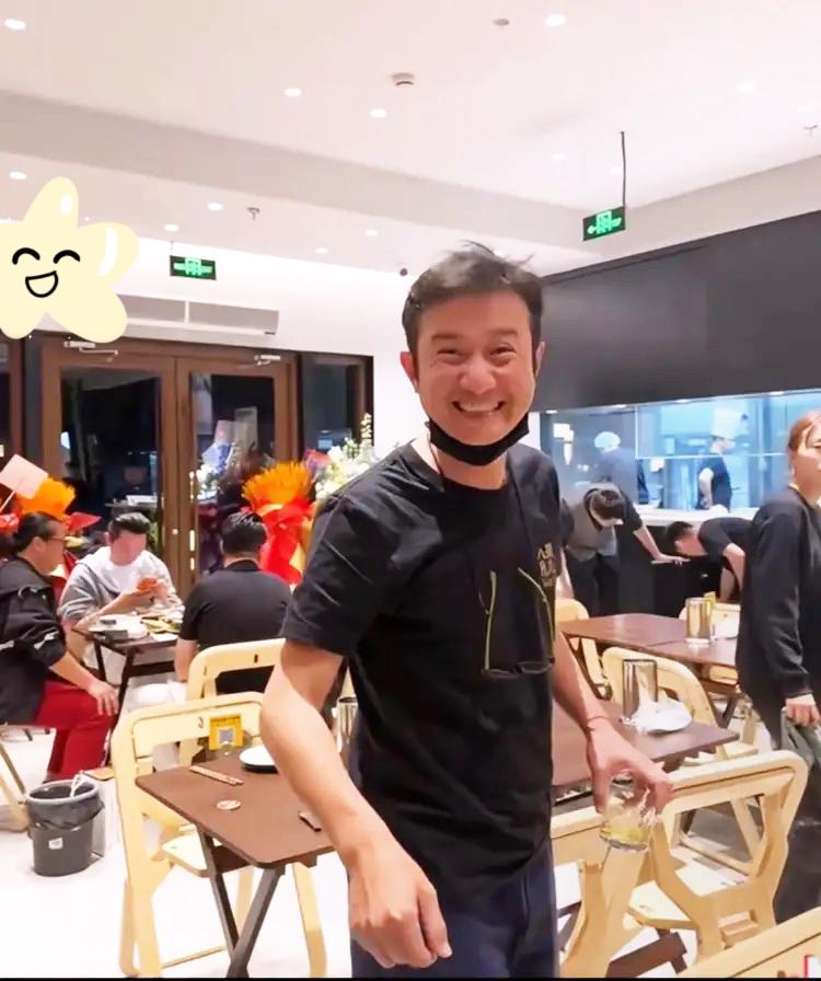 马伊琍是否幸福不好说，文章离婚后悔不悔也没人知道，但41岁的文章还在事业里死