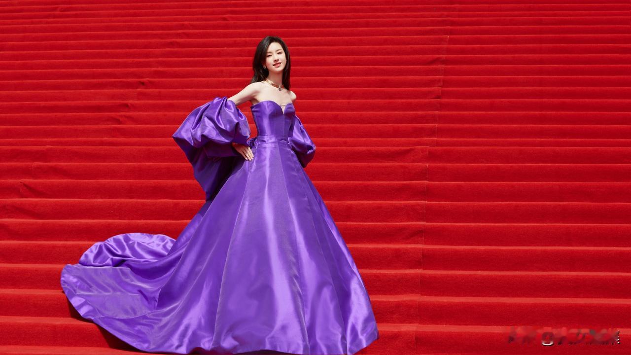 陈都灵杀疯了！一袭紫裙封神，红楼梯上的公主既视感！谁懂啊！陈都灵这组红毯造