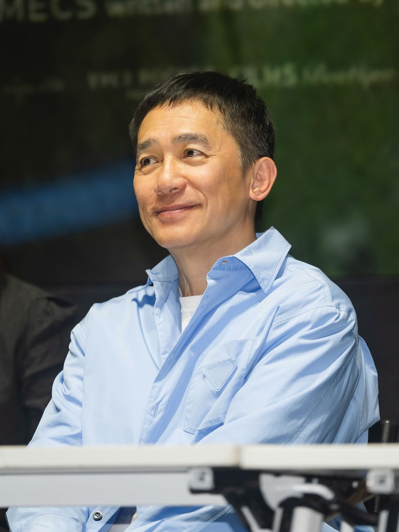 韩国影迷又幸福了，梁朝伟现身韩国宣传新片《寂静的朋友》。而且而且，韩国院线5月还