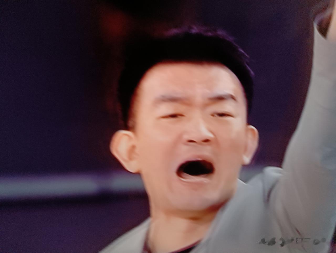 既然孙铭徽伤没有好，既然孙铭徽状态如此差，三场总决赛没有任何发挥，没有给球队带来