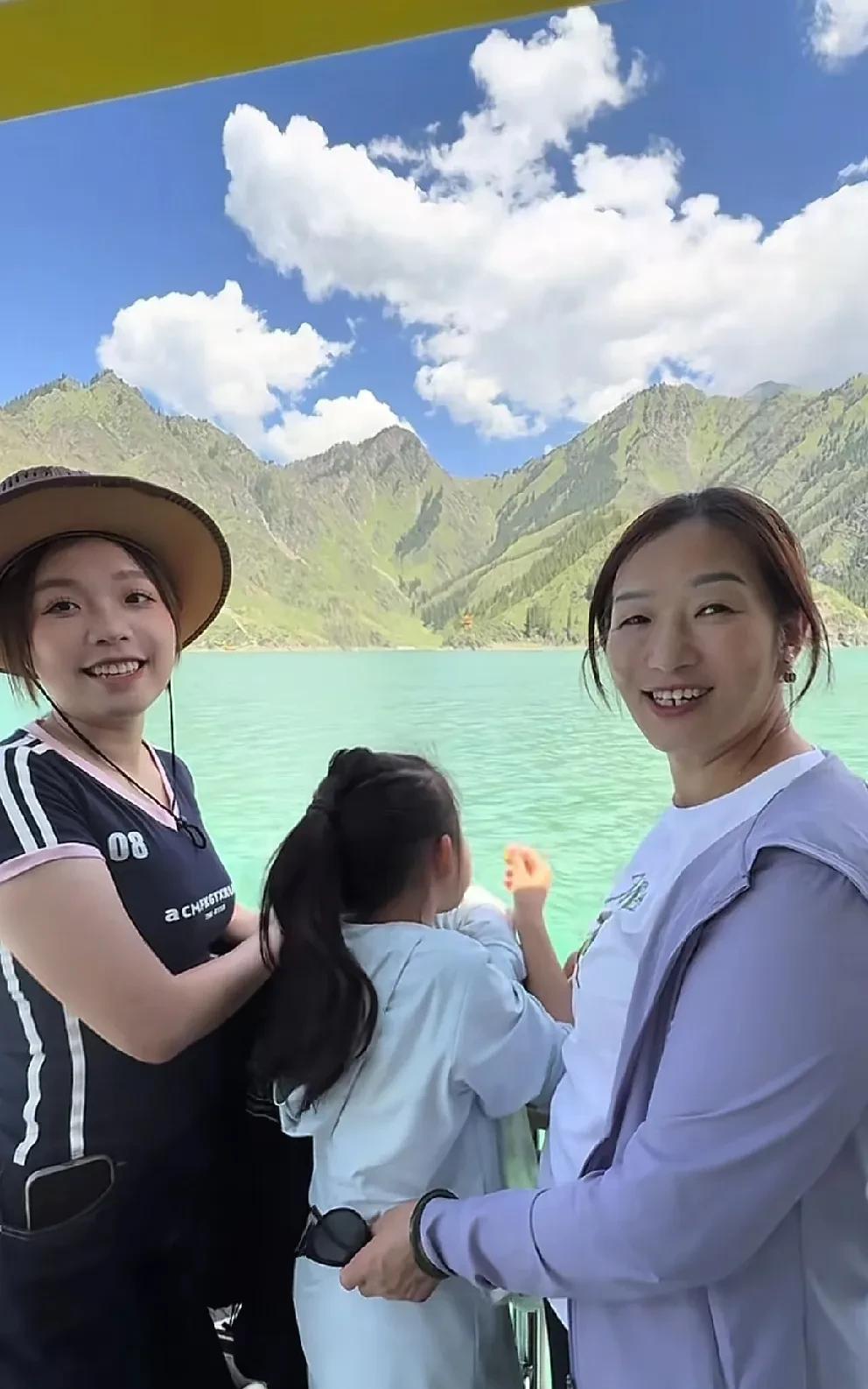 大妹是听劝的，昨天的视频，大妹的衣品遭到了网友的吐槽。今天这身儿不错，运动款上衣