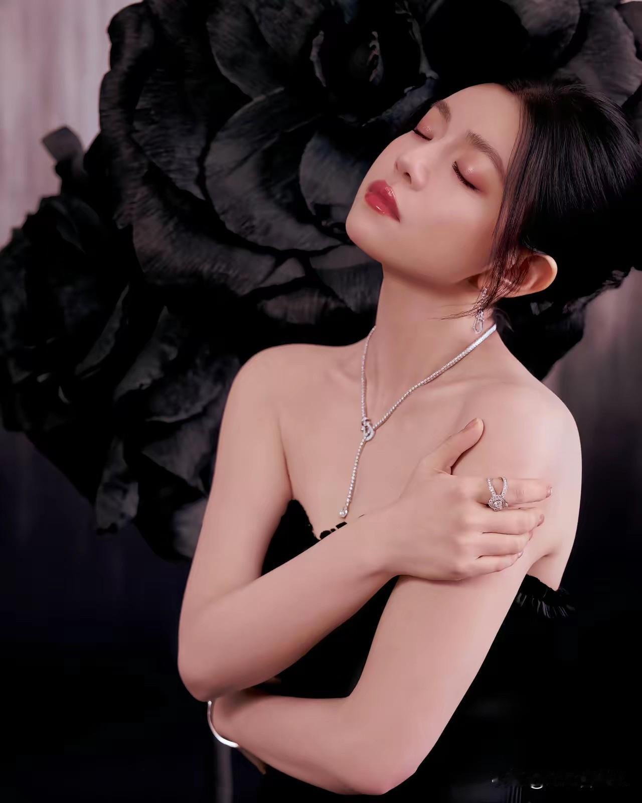 15岁初吻被劈腿，大学女神恋校园男神却无疾而终！陈妍希的情路比电视剧还精彩。她谈