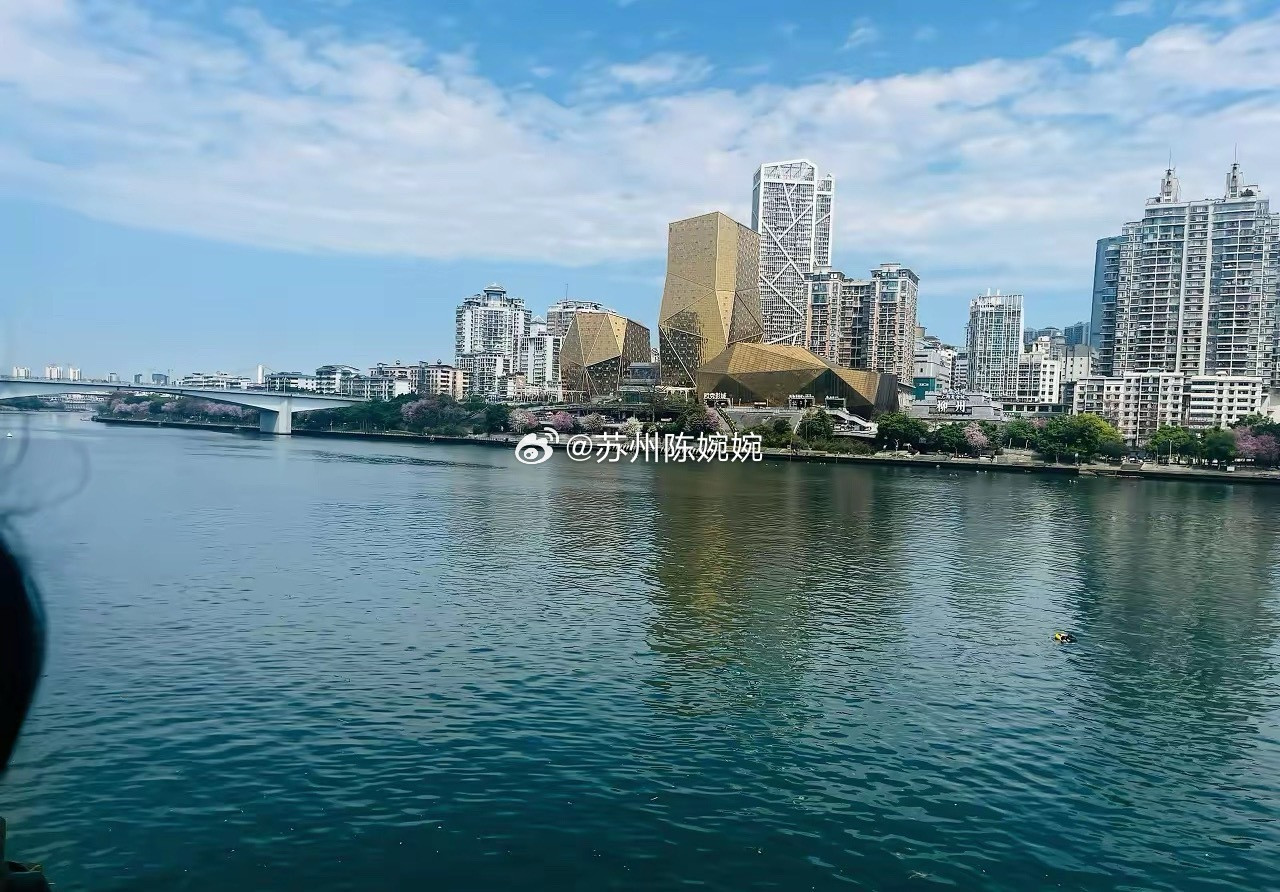 医生很真诚的建议:“学着少吃一些碳水。因为米面糖吃多了，多余的碳水会被胰岛素合成