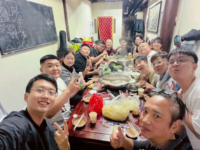 德云社四队在南京后台聚餐涮火锅的照片被晒！每次四队聚餐，都会有人替冯照洋、杨鹤通