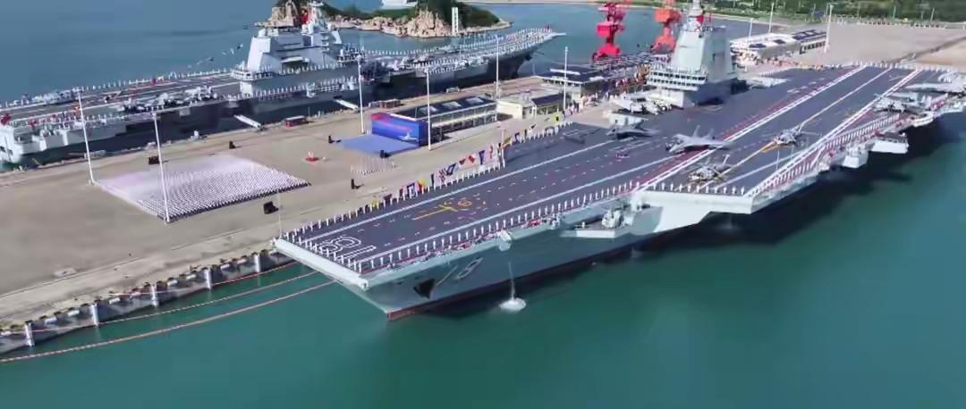 三亚军港的晨光里，福建舰的甲板像一块巨大的钢铁画布，舷号“18”的白色油漆鲜亮得