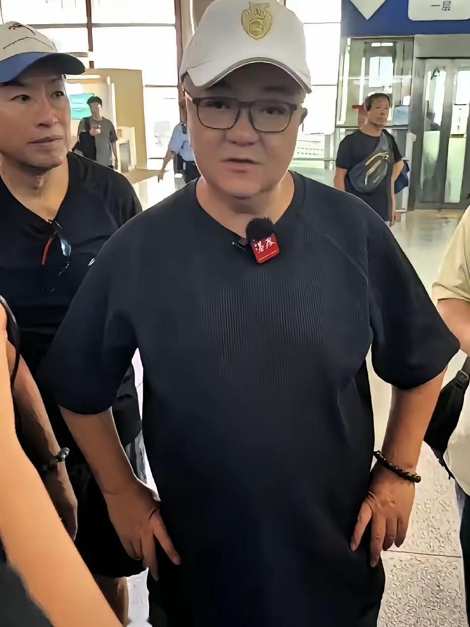 足球小将们将迎来盛宴。李晓华开京A00001去机场接机，为14个12岁孩子办庆