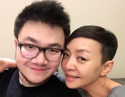 英达真的后悔了吗？他在巴图直播间进进出出，留言给大儿子，导致巴图沉默了好一会儿。