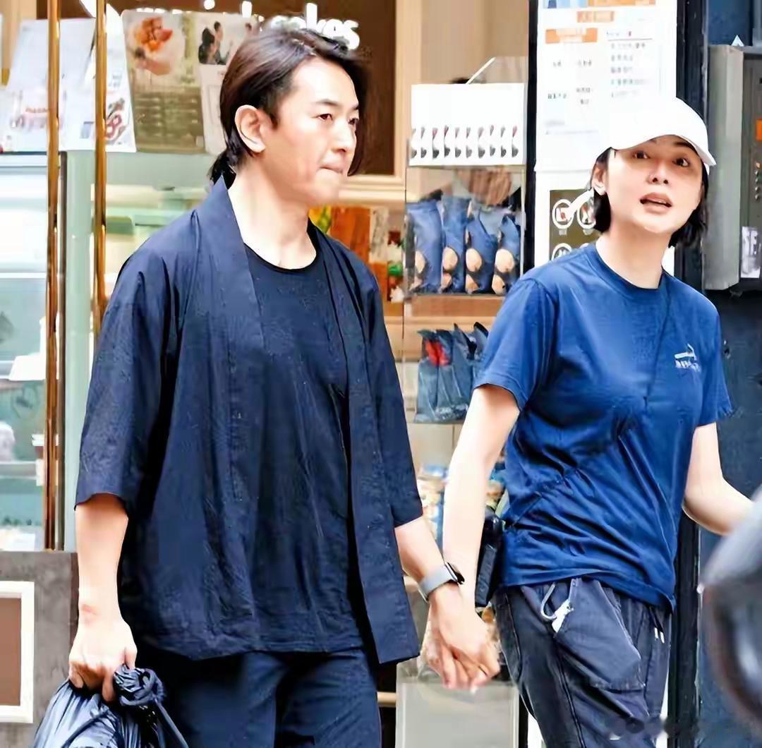 你发现了没有？只要是在日本居住时间长了，好像都很像日本人郑伊健和妻子这么多年一直