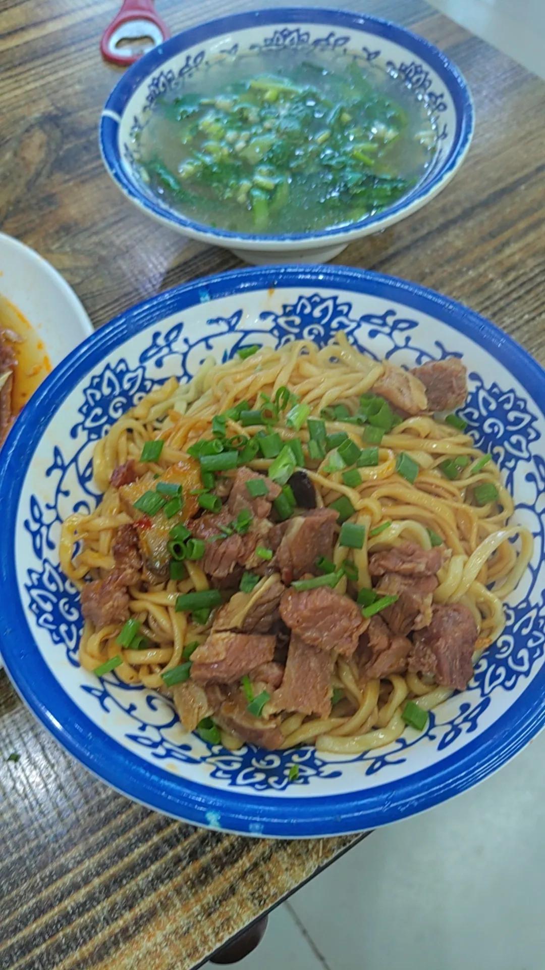 以前自己认为自己的喝酒口感能够品出酒的价格，但是直到昨天晚上和同事在地摊上喝了一
