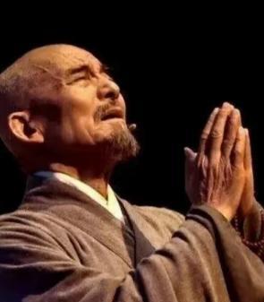 1942年，弘一法师临终前，艰难的告诉弟子：“我死之后，勿动我体，锁门八小时后打