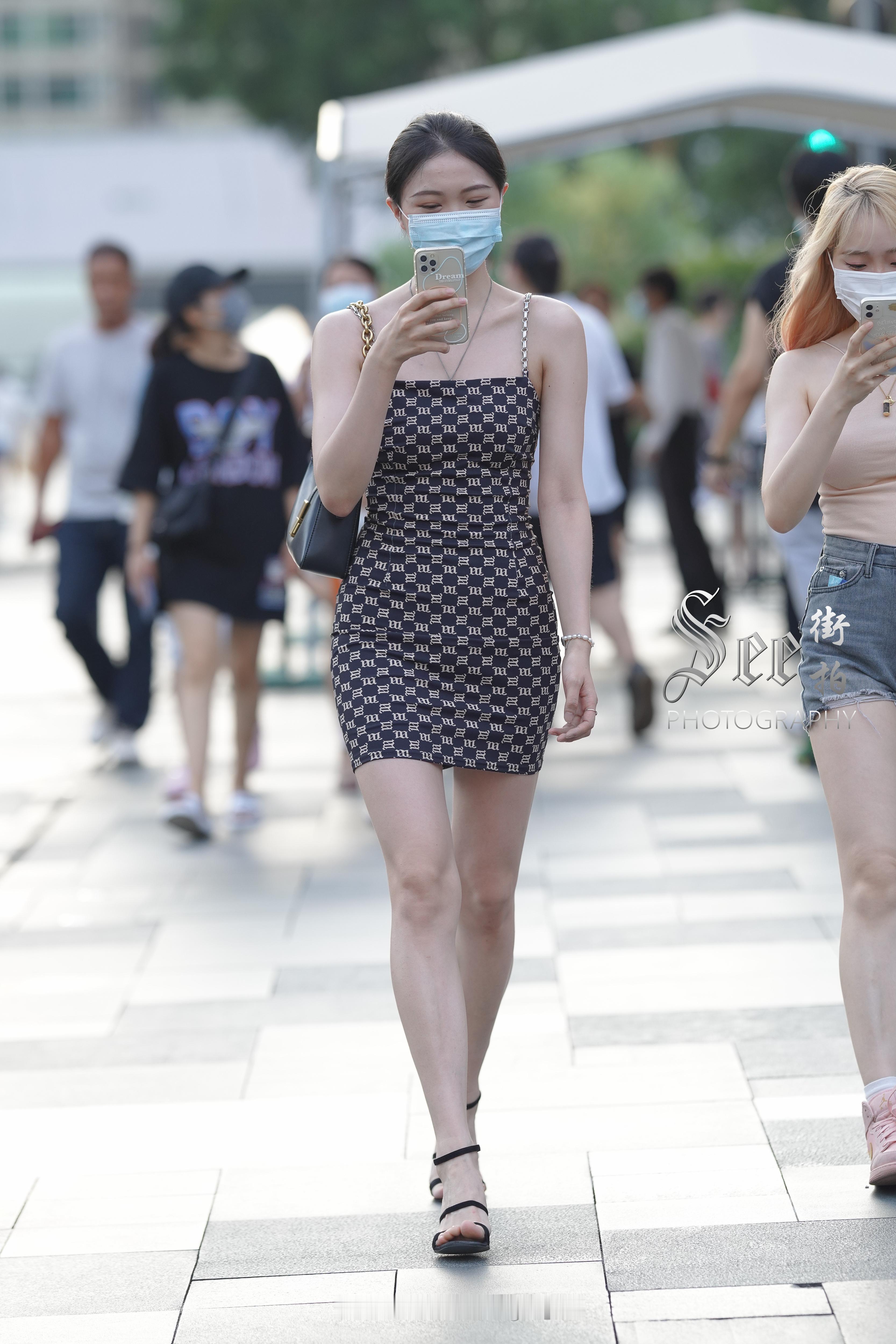 简约吊带裙，清爽气质美~~​​​