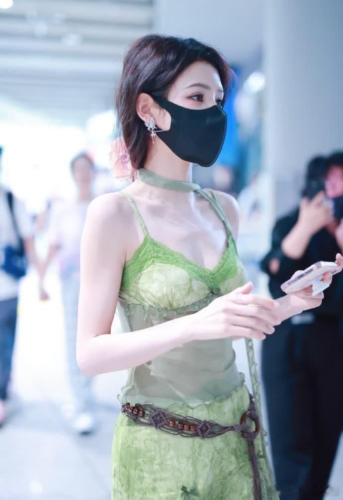 张予曦在机场的便服照片可真让人惊艳！看她随性而又时尚的打扮，简直成了候机大厅里的