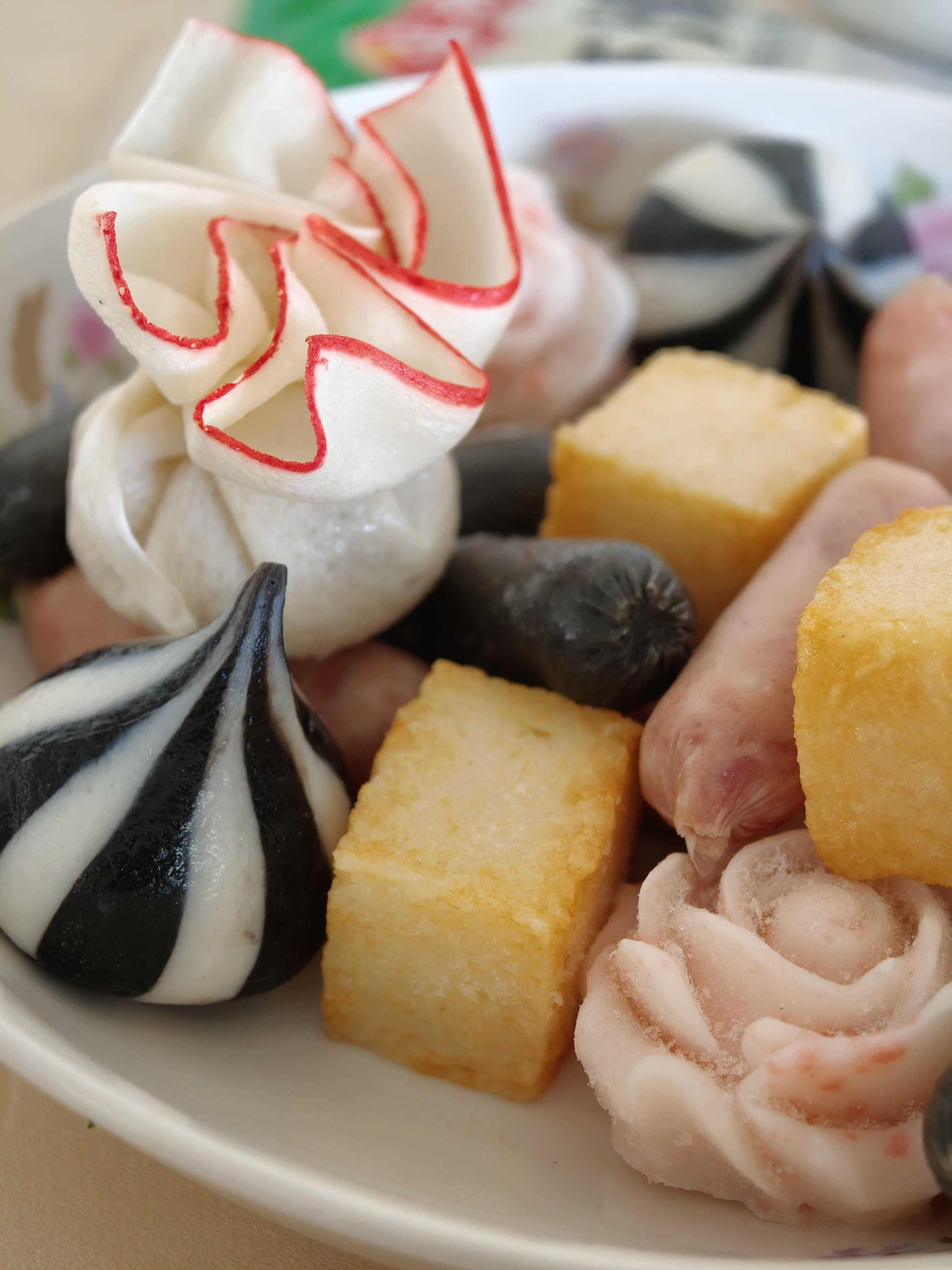 小朋友喜欢吃各种火锅丸我觉得虽然这些丸子造型挺好看，但终究不如肉好吃