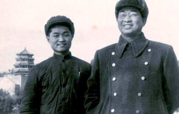 1946年初春，上海外滩笼罩在战后的沉寂中。硝烟方散，满目疮痍。一个身形单薄的少