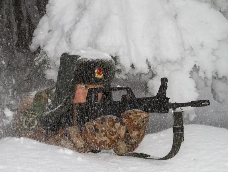 俄乌冲突各类武器大对决！轻武器到导弹、无人机等各展威力，带你探秘战场风云。轻武