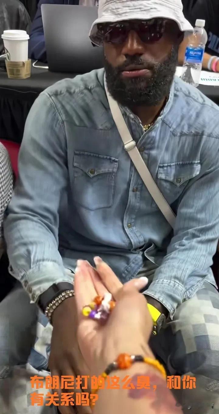 不知道大家近期是否看过一个视频，纽约球迷大骂詹姆斯：“废物，你永远达不到科比的高