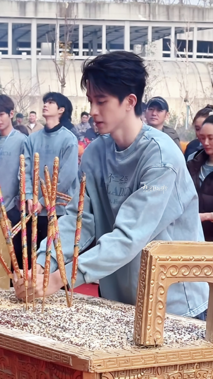 敖瑞鹏开机发言敖瑞鹏不二之臣开机生图好男大敖瑞鹏开机发言，蓝色卫衣牛仔裤敖瑞