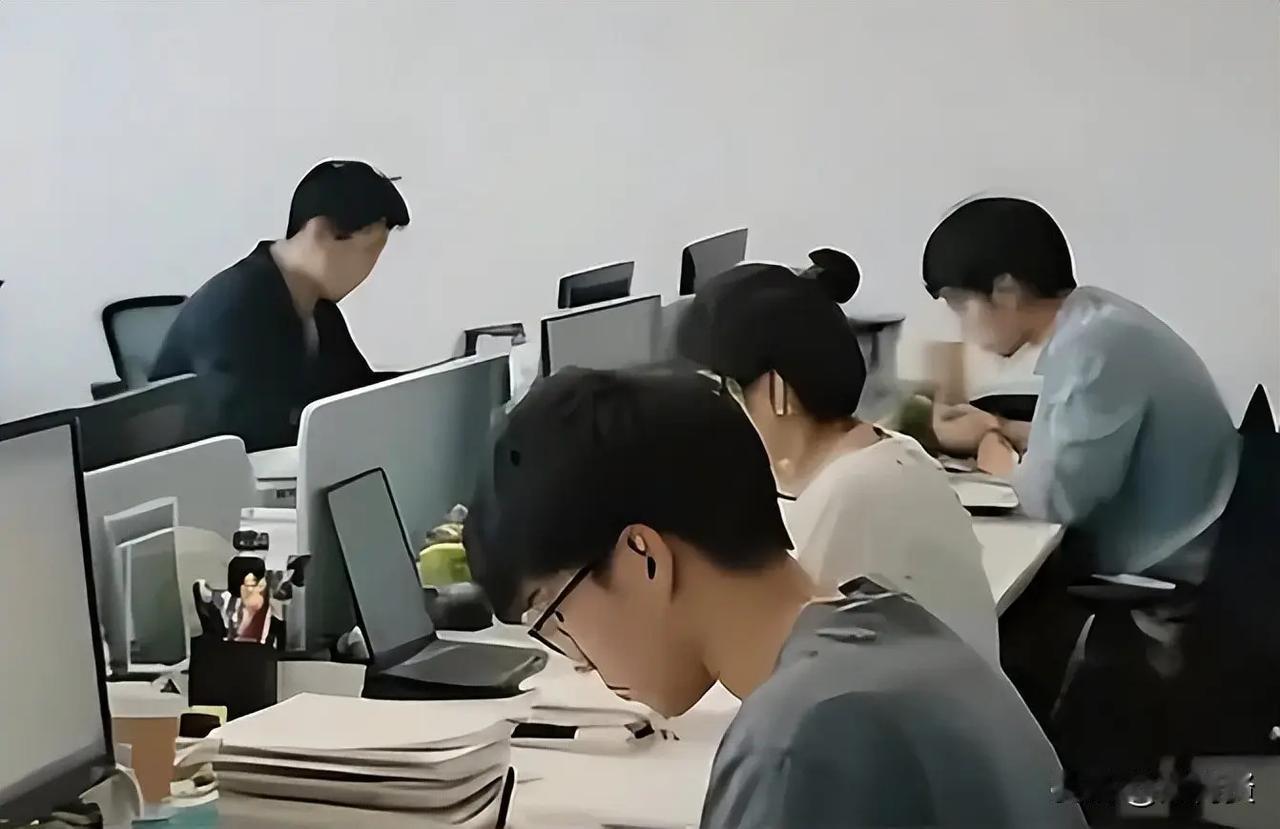 同事老婆找了份4000的文职，上班后开销直接翻倍，真的有点付费上班的意思了。先