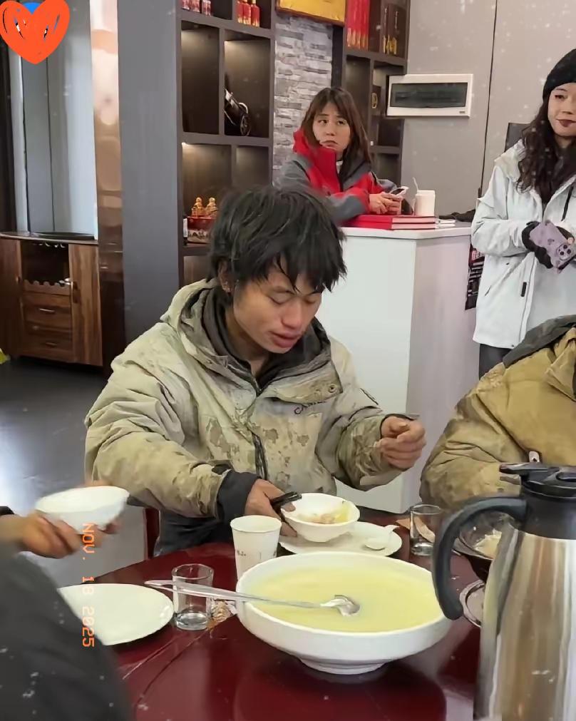 笑不活！七星山41天荒野求生14人硬刚到赛事方“投降”：全员晋级狂发2万！