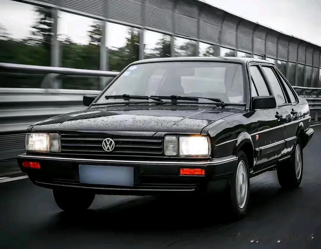 国民神车之上海大众桑塔纳，这款车自上世纪八十年代末，九十年代初期引入国内进行国产