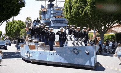 其实说句心里话，美国阅兵真没啥好看的。他们阅兵不像“中俄朝”那样呈方队式正步行