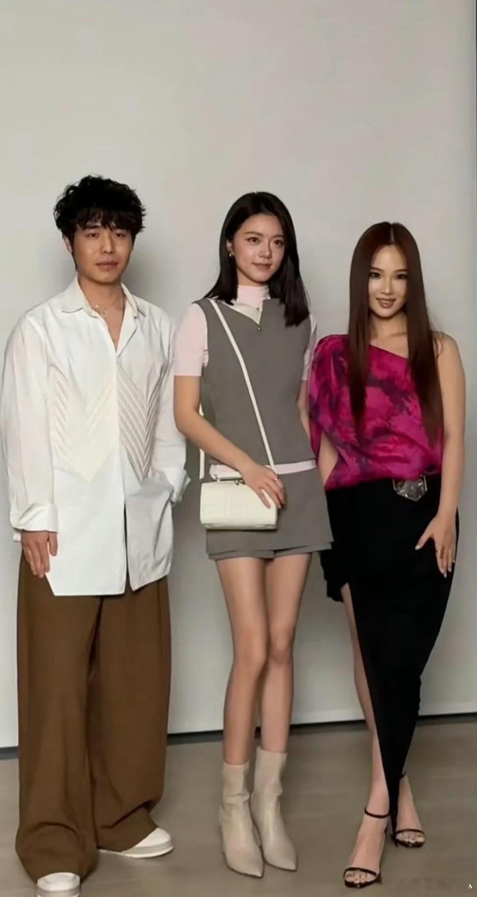 赵今麦这么高的吗，平时看起来小小巧巧的，和别人合照竟然发现腿这么长