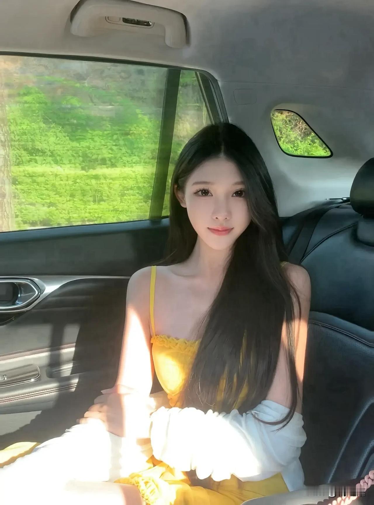 车中美人笑，花外春光好。