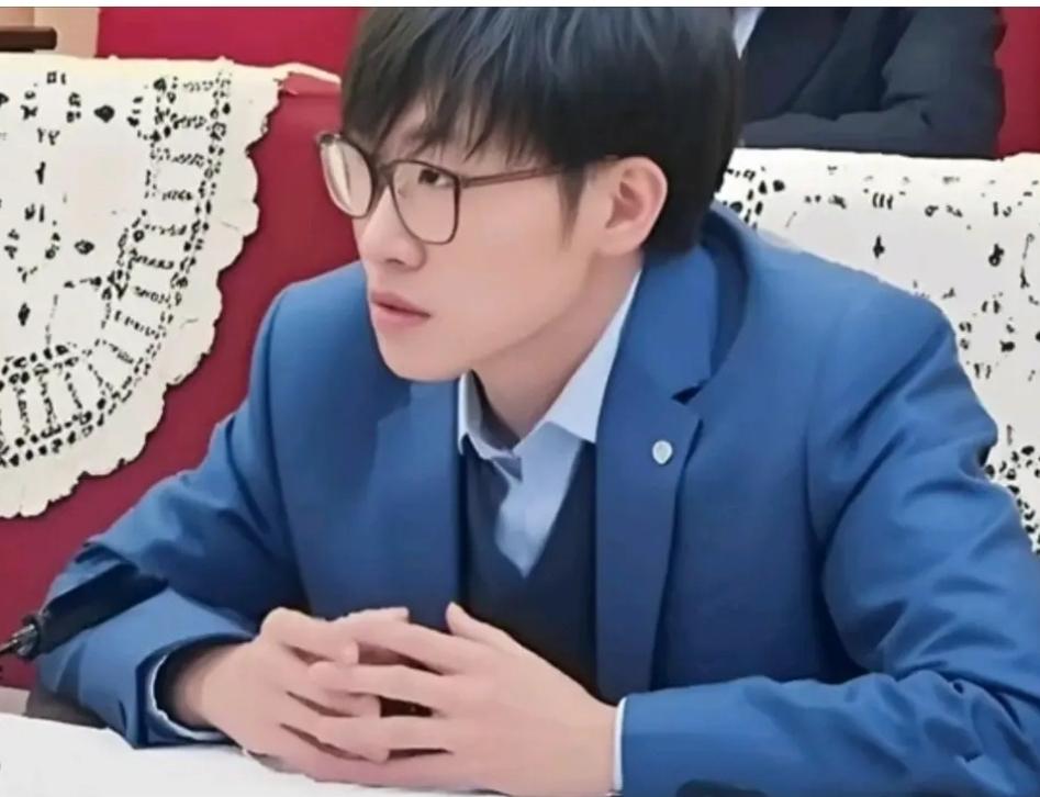 一觉醒来英伟达的天塌了！梁文峰称英伟达显卡没技术，事实真是这样吗？其实不是的
