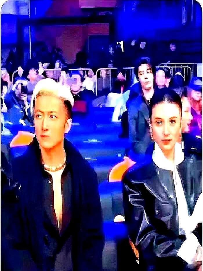 微博之夜最窒息的两个座位，谢霆锋和宋佳紧挨着，全程一句话没说。谢霆锋转过身