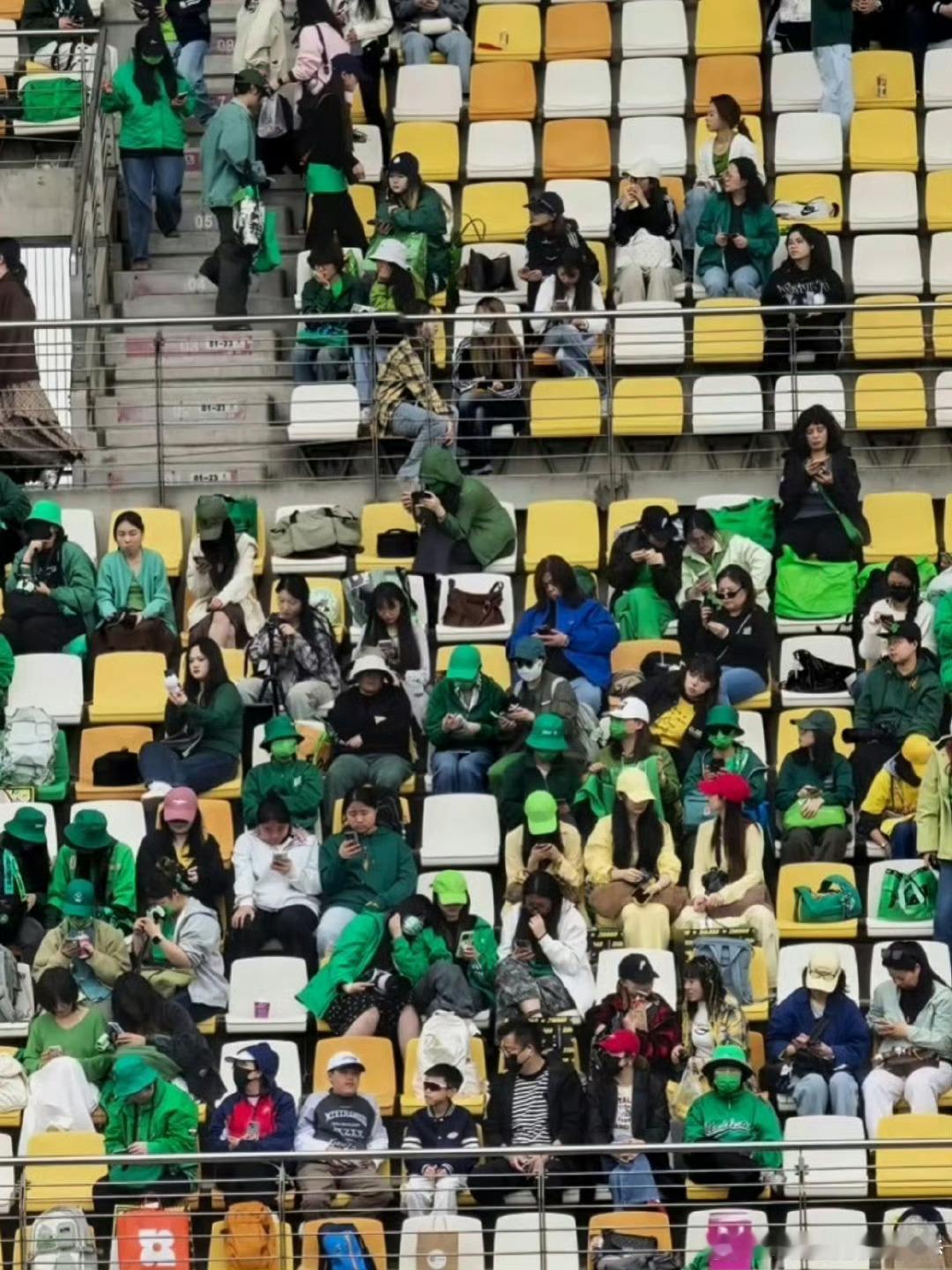 王一博赛场变绿海王一博赛车场人气王一博这号召力真的顶！ChinaGT现场人山人