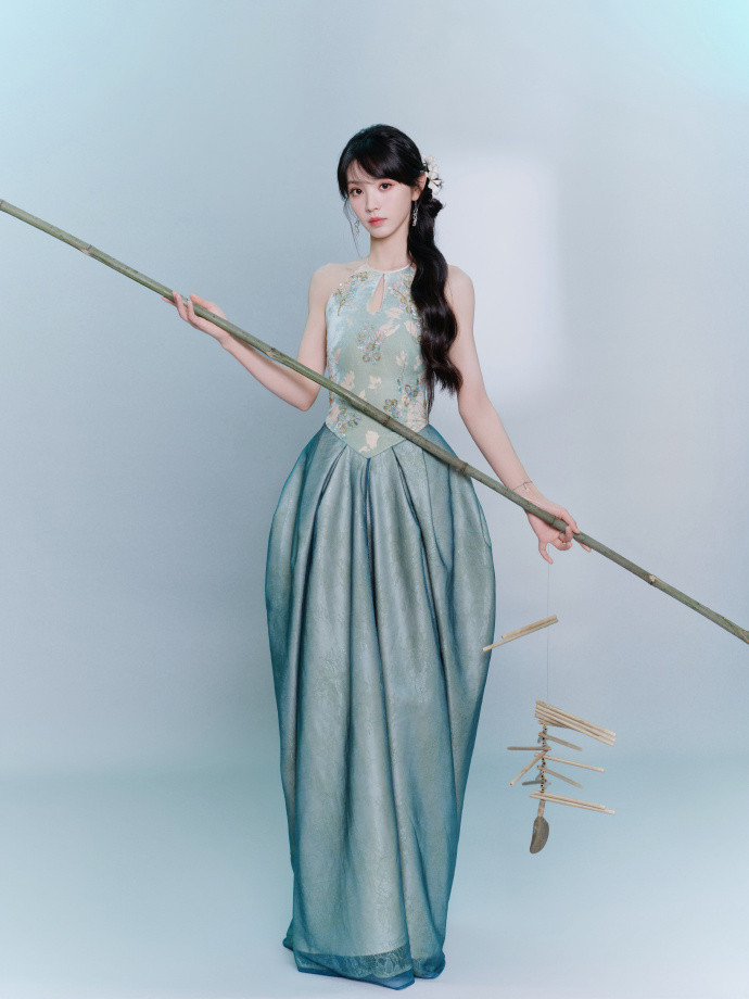 田曦薇吻蝶田曦薇天青色花瓶裙田曦薇吻蝶，田曦薇天青色花瓶裙，一整个有被这个小田