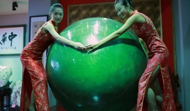 2004年，陕西宝鸡一玉石商，在新疆罗布泊的一座废弃矿坑中，挖出了一颗重达6吨的