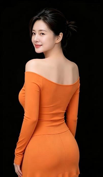 橙色在暗里轻轻燃，露肩接住一束光。发梢挽起旧温柔，回眸不声张。线