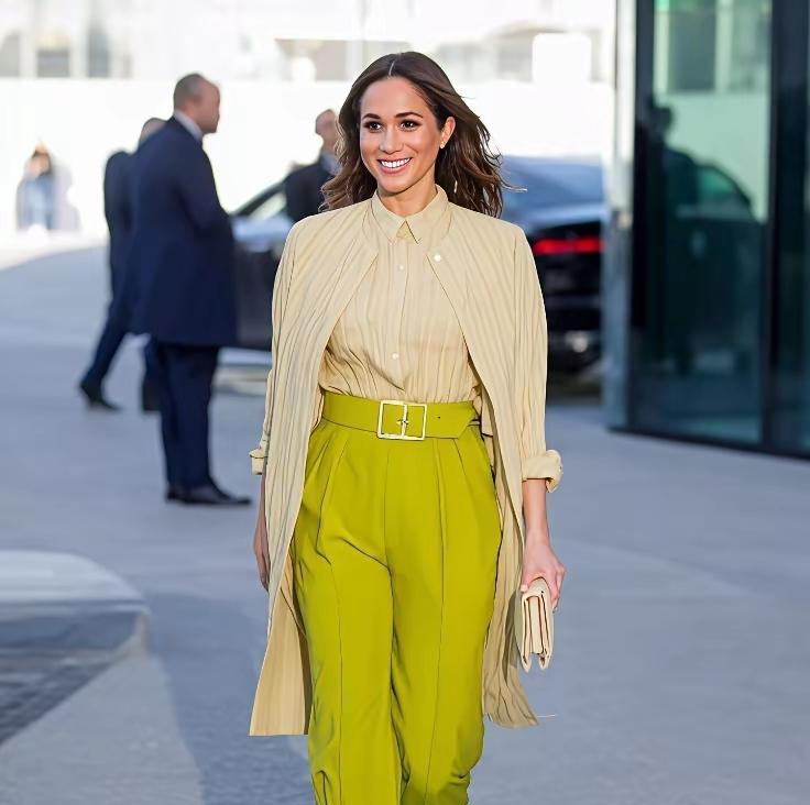 梅根这次一出场，真不是“穿得好看”这么简单，是那种一眼把人气场按住的狠。草绿色