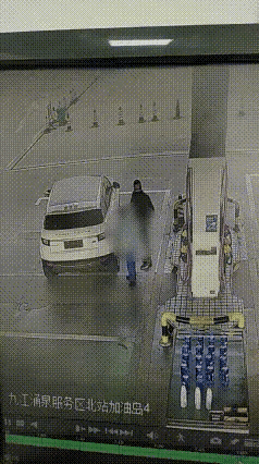 油费是涨了，也不能为了500元的油钱逃单啊，这不开路虎的男司机，在加油站里加满油