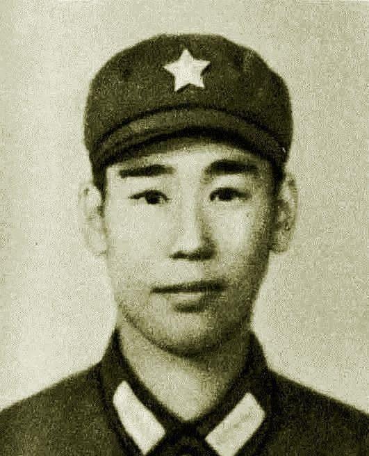 1979年2月，姜利民趁黑夜摸上越军阵地，越军没有发现他。谁知，他突然打开手电筒