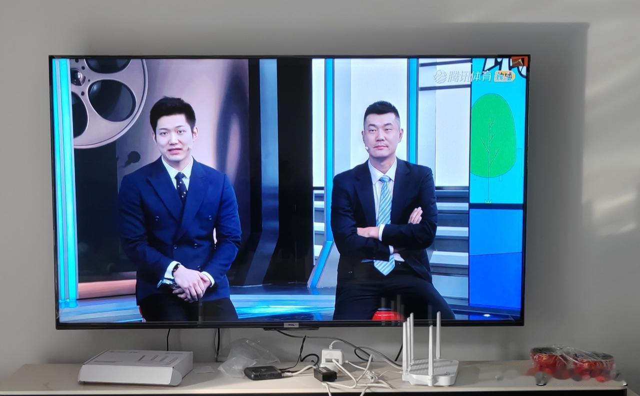 腾讯厉害了，请来了“黄晓明”搭档王仕鹏来解说！今天打开电视，发现腾讯免费播雷霆