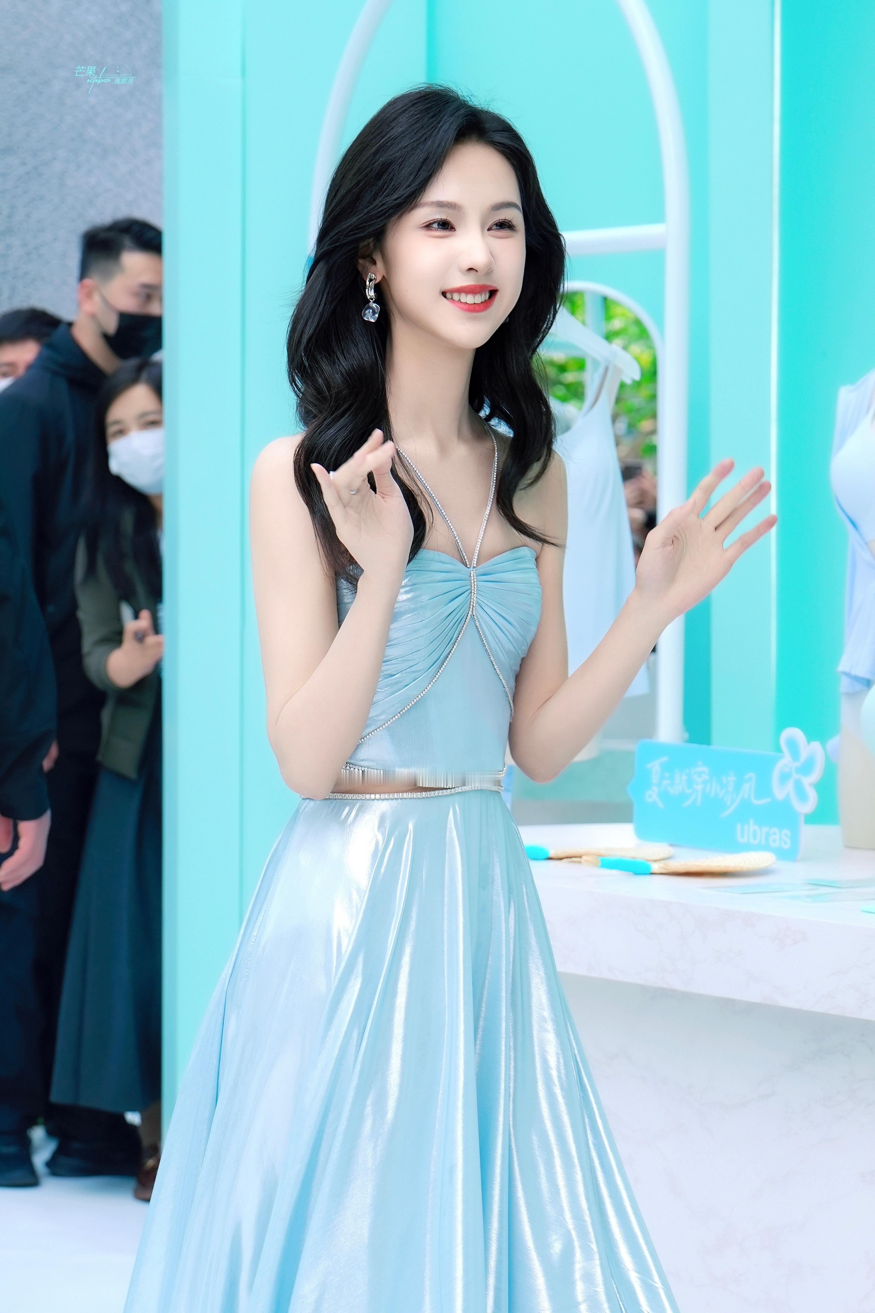 陈都灵一袭冰蓝长裙自带清透光泽，像把夏日海风穿在了身上。陈都灵深海公主