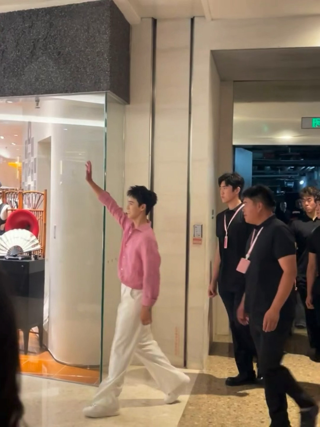 李昀锐线下活动，这个状态人气，是要掀翻青岛的节奏[大笑]​​​