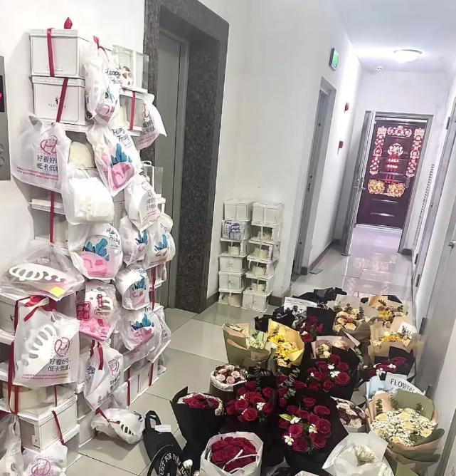 “这女人不简单！”天津，女子刚下班回家，发现家门口竟然全是花，目测有20束以上，