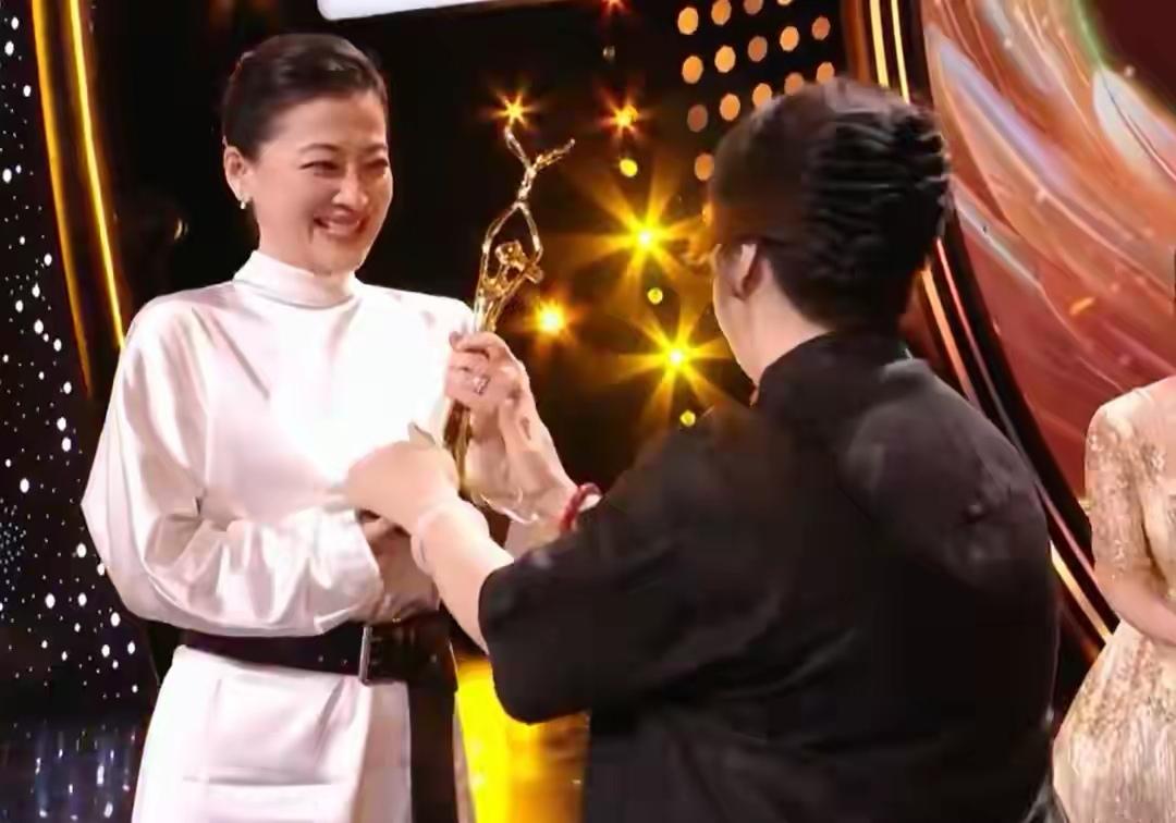 金鹰奖结果出来了，今年难得全票通过。梅婷拿最佳女配，朱亚文拿最佳男配，观众拍手叫