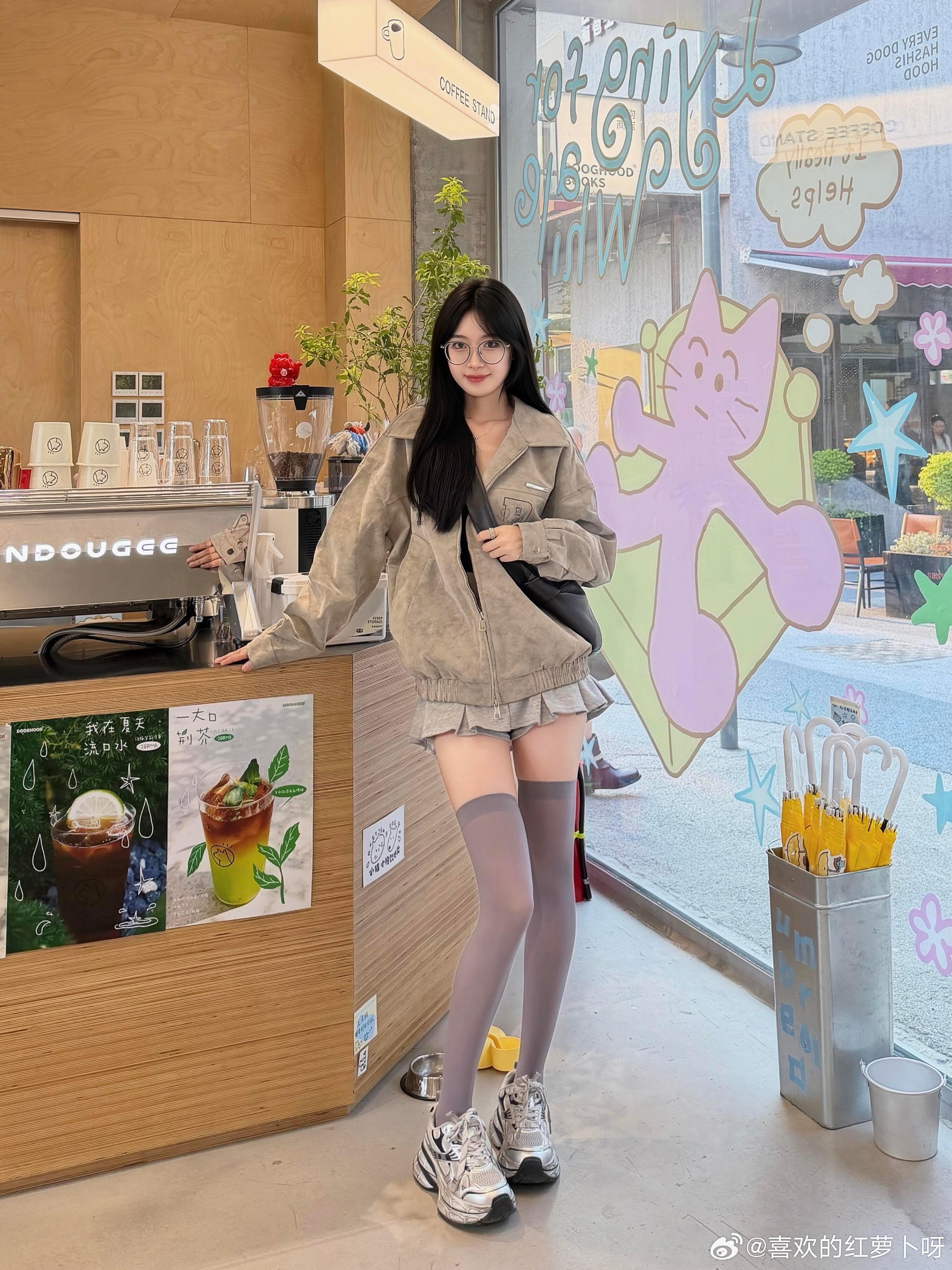 灰色系丝袜穿出少女感​​​