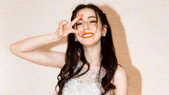 你知道吗？33岁的迪丽热巴，状态里藏着最真实的成长轨迹。前阵子她带病现身品牌